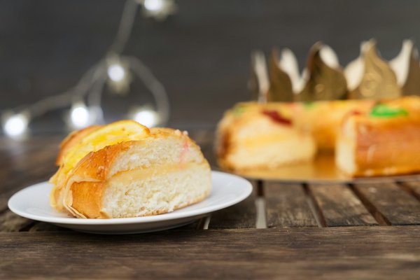 Decoración festiva: guirnalda de pino con piñas y manzanas doradas